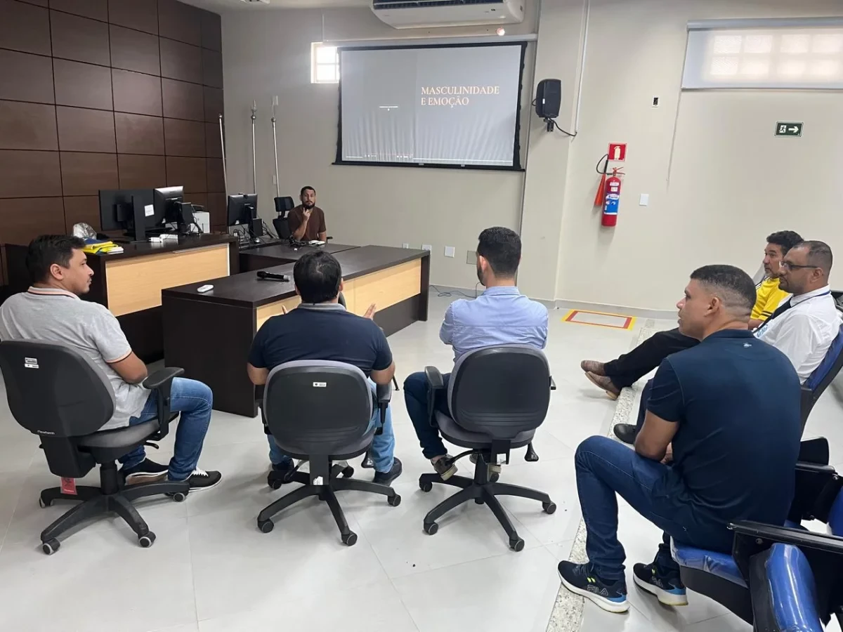Fotografia mostra momento de realização de roda de conversa com homens em auditório