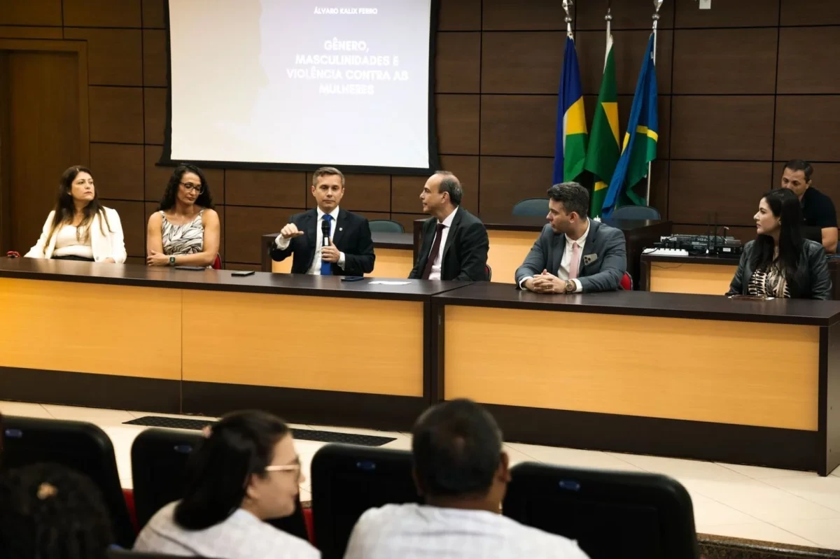 Fotografia mostra dispostivo de autoridades em cerimônia de lançamento da campanha