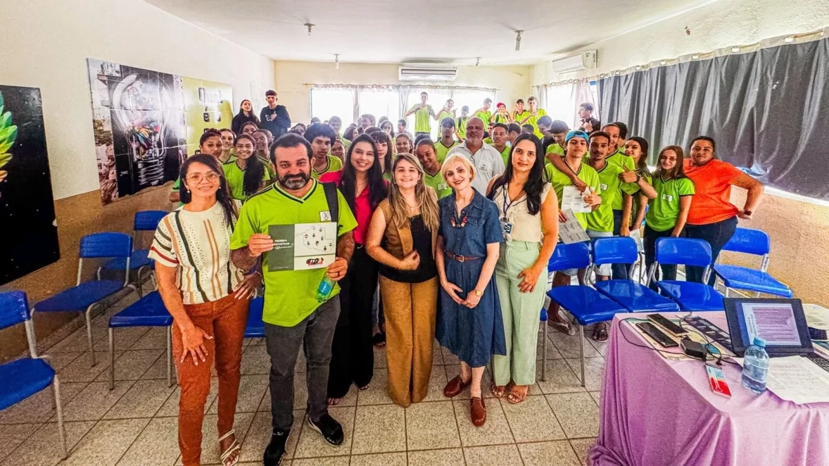 Fotografia mostra servidores do TJ e alunos em sala de aula durante ação