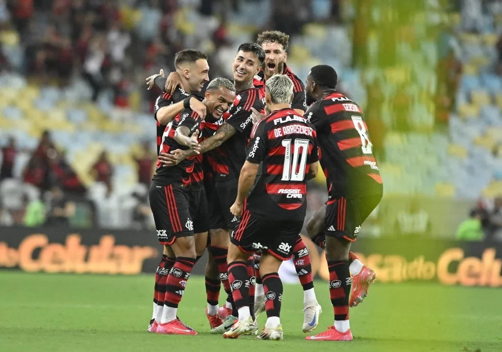 Wesley comemora com companheiros de Flamengo gol contra o Fluminense — Foto: André Durão