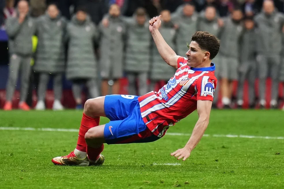 Escorregão fez Julián Álvarez tocar duas vezes na bola em cobrança de pênalti, mas ele está muito bem no ano — Foto: Getty Images