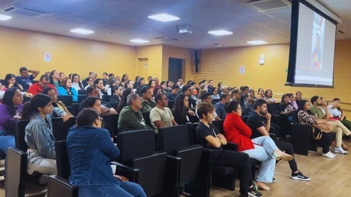 FOTOGRAFIA COLORIDA MOSTRA PÚBLICO DO JÚRI ASSISTINDO AUDIÊNCIA.