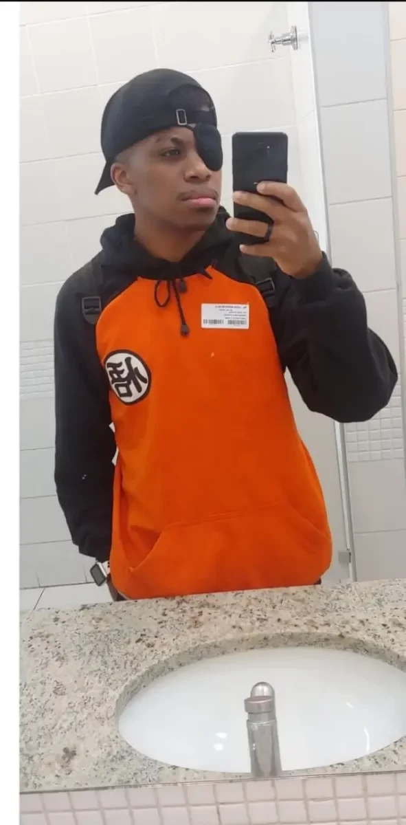 Lucas com tampão no olho