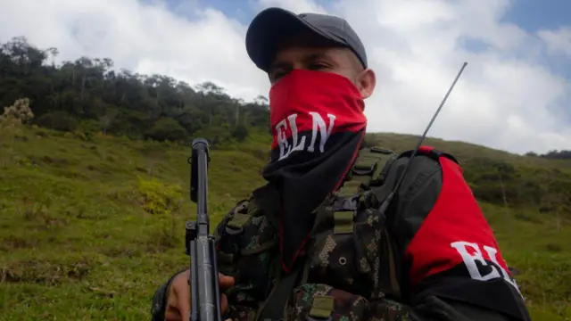 Integrante do ELN em uma fotografia tomada em março de 2025.