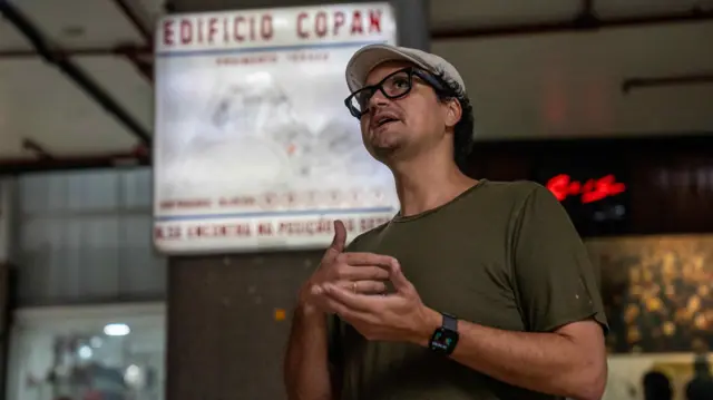 Judson Sales fala em frente a placa com nome Edifício Copan