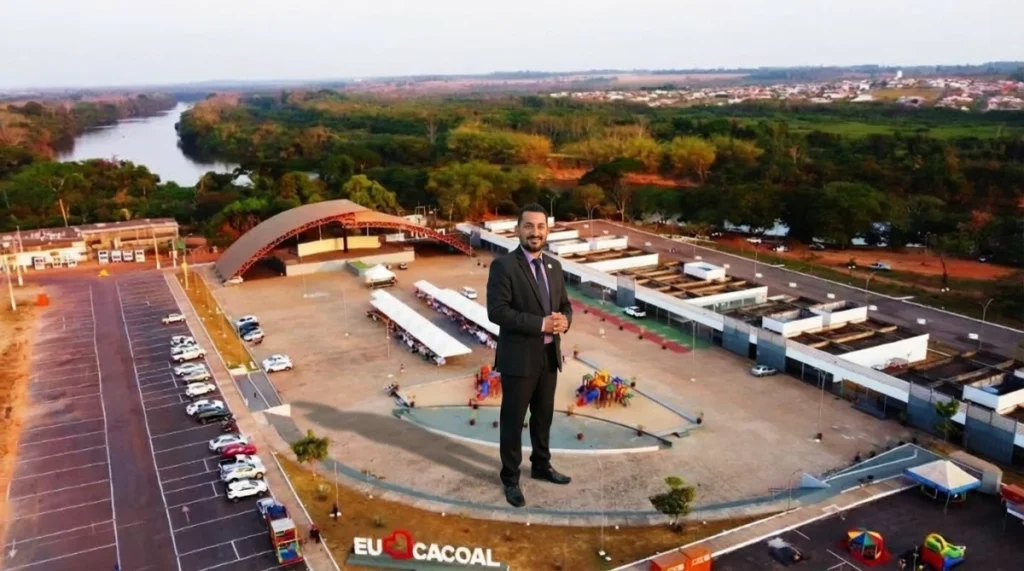 Solenidade de inauguração com autoridades e vereadores