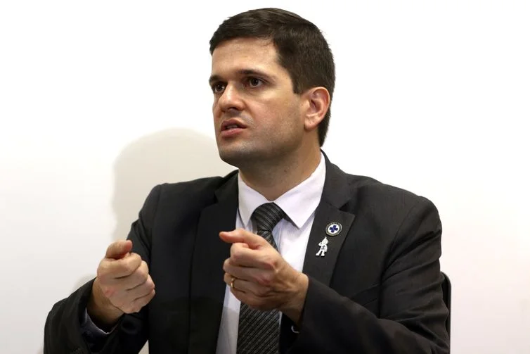 Rio de Janeiro (RJ), 07/07/2023 - O diretor do Programa Nacional de Imunizações, Eder Gatti, concede entrevista após live com o presidente da Sociedade Brasileira de Pediatria (SBP), Clóvis Francisco Constantino na sede da SBP. Foto: Tânia Rêgo/Agência Brasil