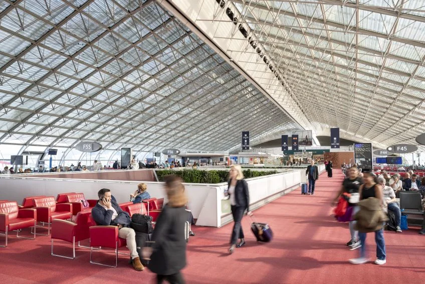 Sala de embarque do terminal 2F do Aeroporto Charles de Gaulle, em Paris • Divulgação/Groupe ADP
