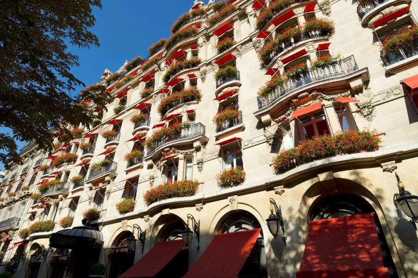 Um dos hotéis mais emblemáticos de Paris, Hôtel Plaza Athénée é considerado um Palácio na França • Divulgação