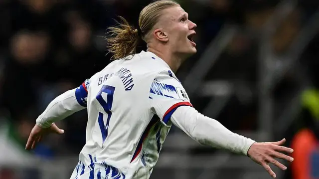 Erling Haaland, da Noruega, comemora seu gol