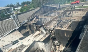 Avião de pequeno porte cai sobre restaurante